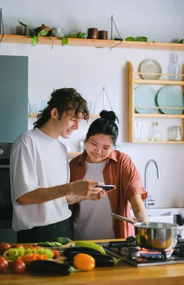 Jong stel dat samen aan het koken is.