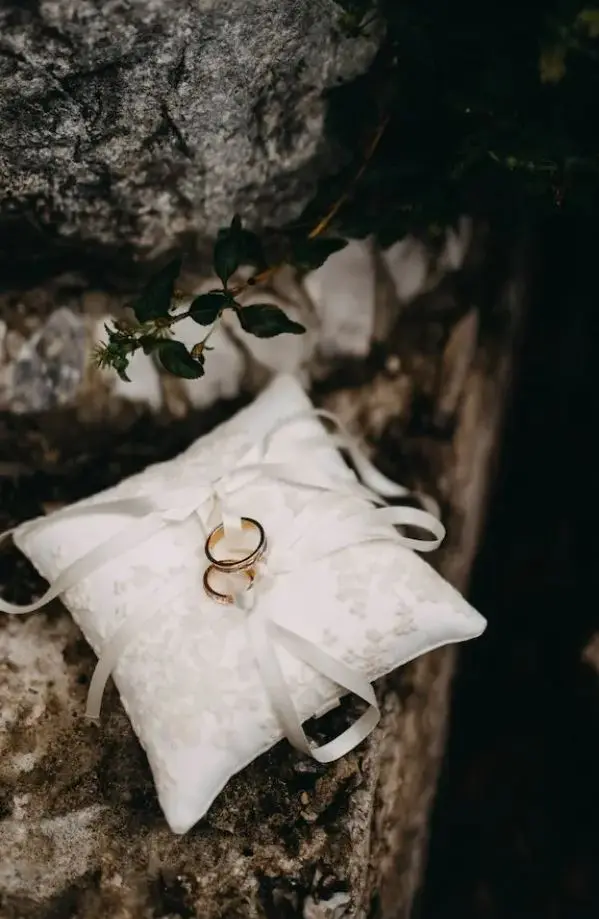 Gouden trouwringen op ringenkussen.