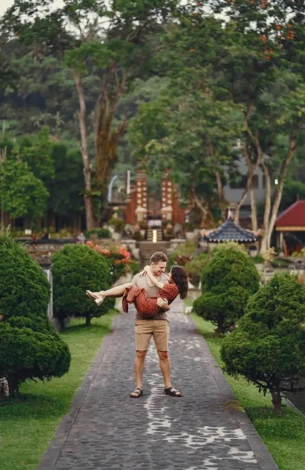 gelukkig stel op huwelijksreis in Indonesië.