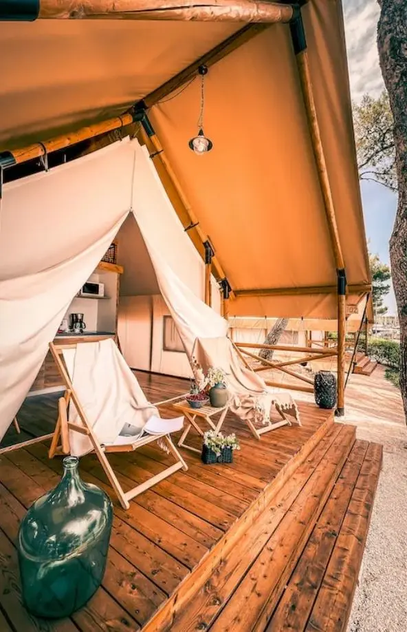 Glamping, luxe tent voor huwelijksreis.