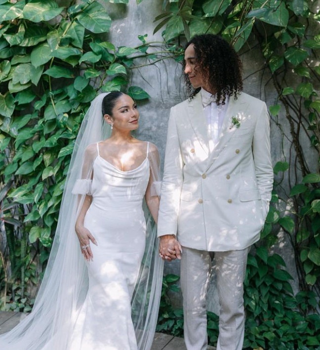 Trouwfoto Vanessa Hudgens en man Cole Tucker.