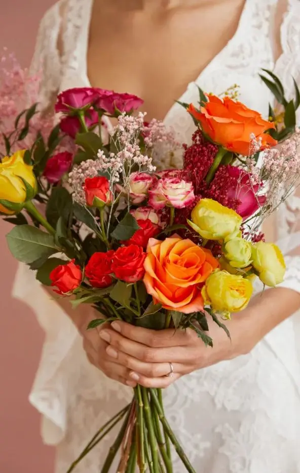 Vrolijk bruidsboeket met velle kleuren
