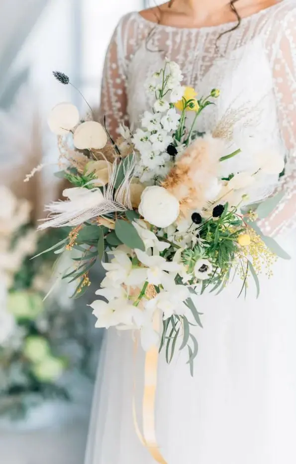 Bruid met oranje bruidsboeket