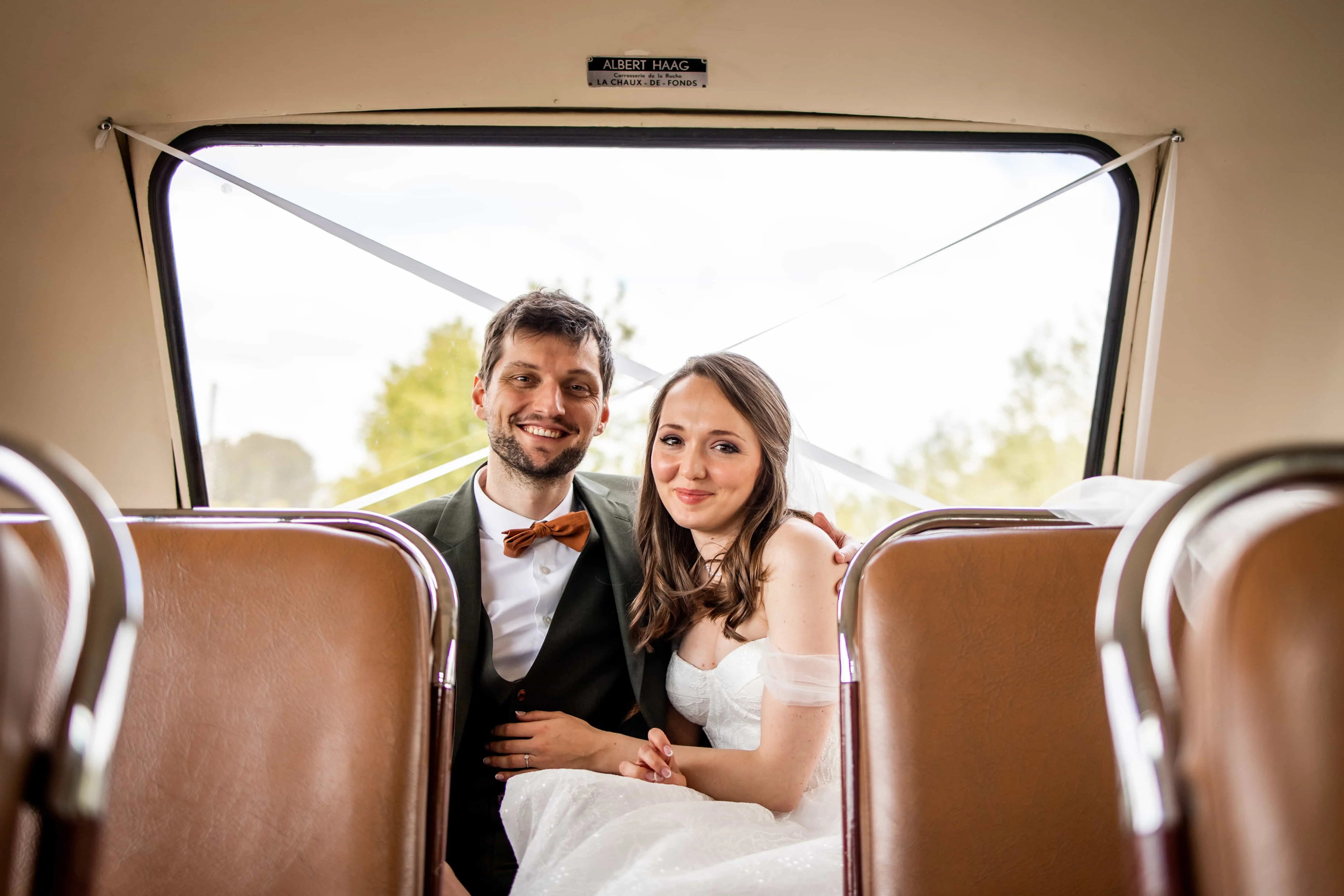 Bruidspaar in oude bus.