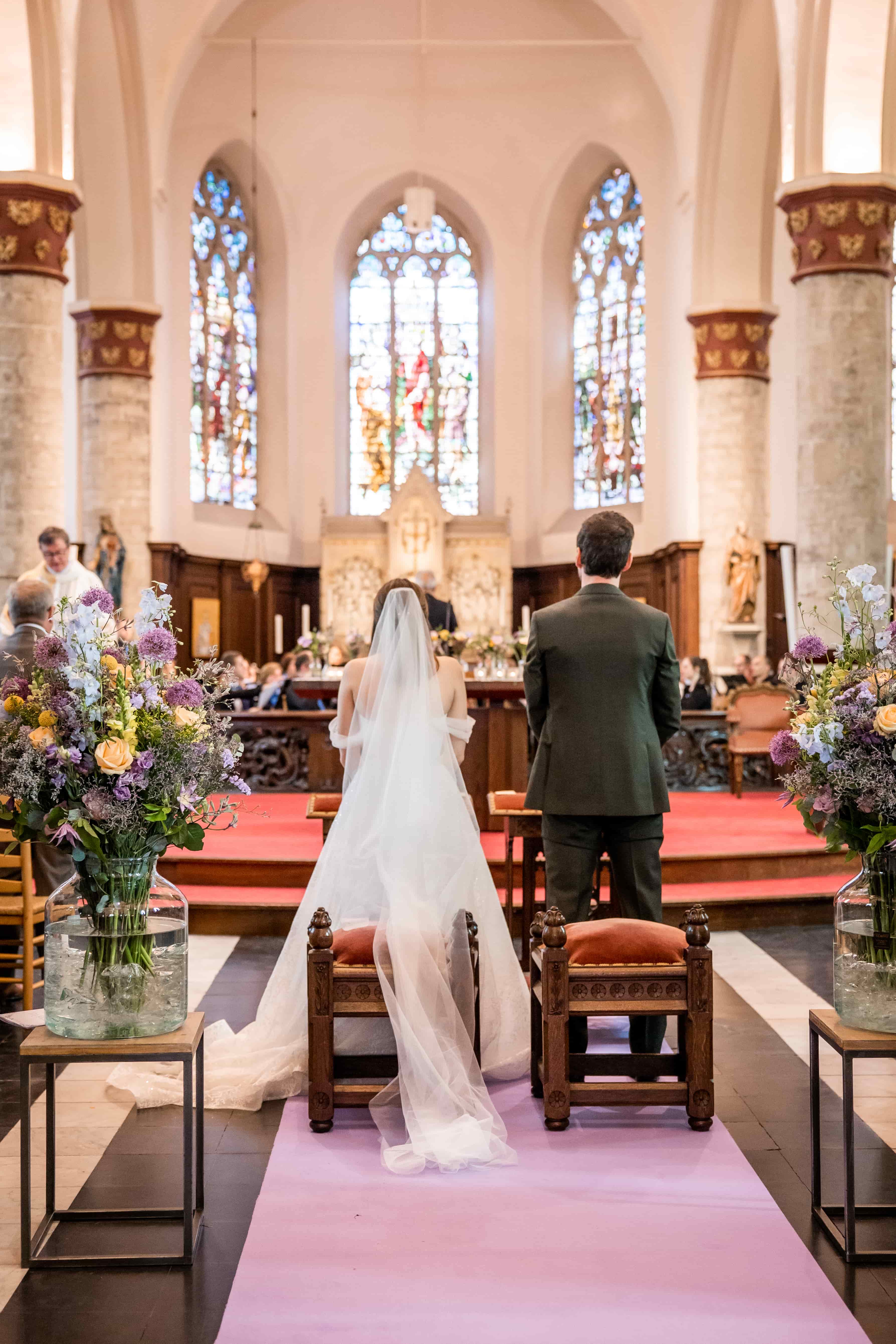 Bruidspaar in kerk tijdens kerkelijk huwelijk