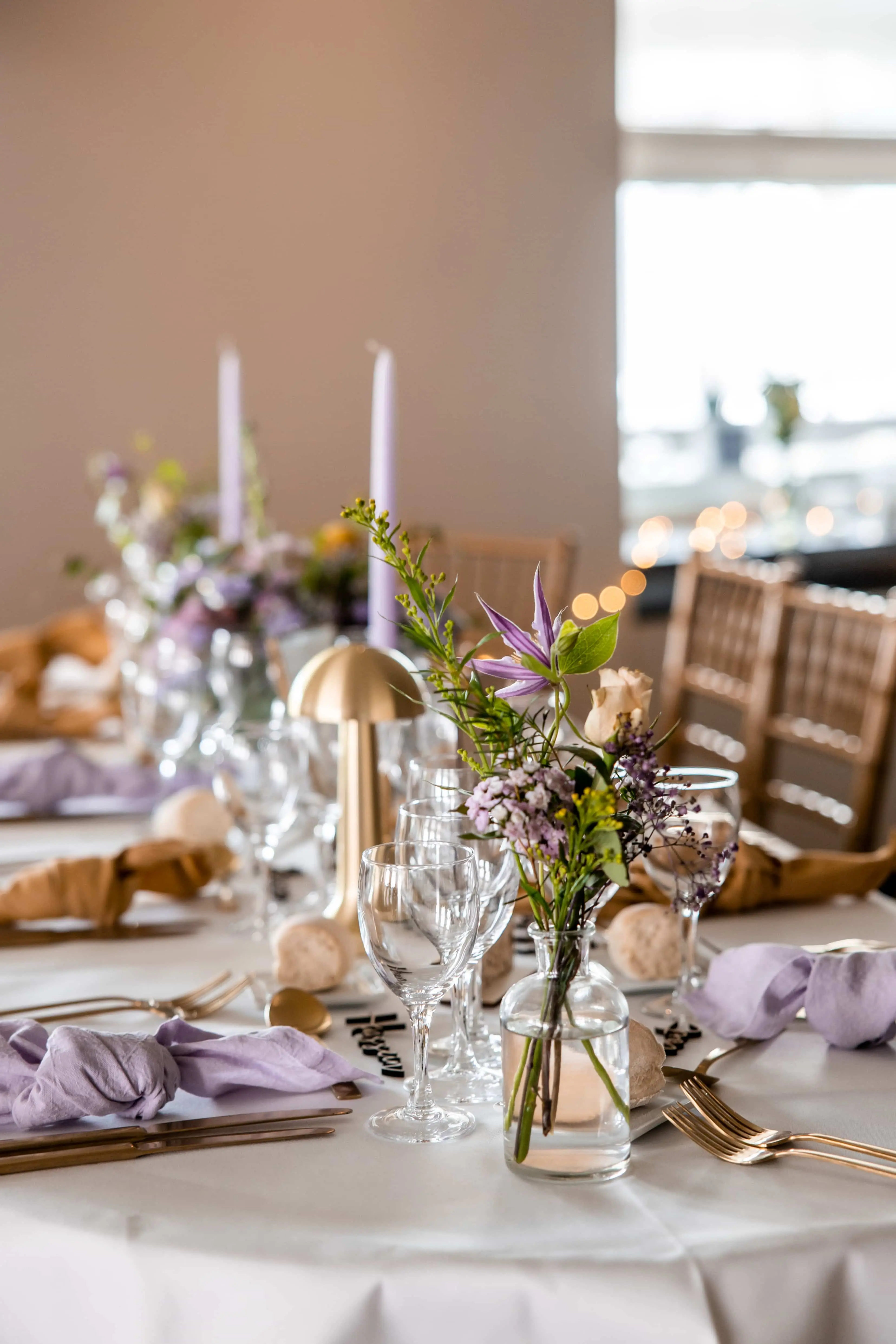Prachtig gedekte tafel voor bruiloft, met pastelkleuren en bloemen.