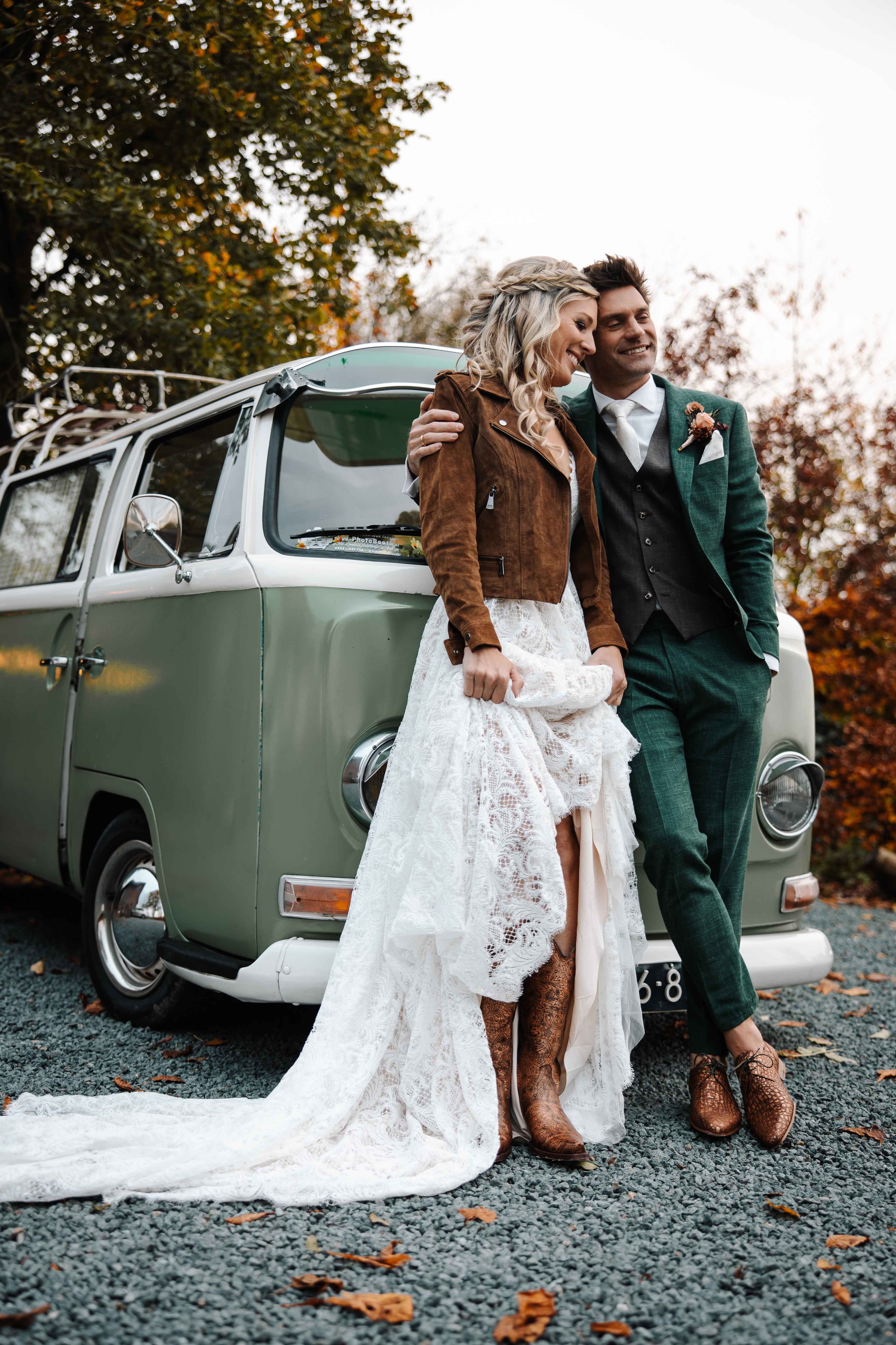 Bruidspaar voor oldtimer bus als trouwvervoer.