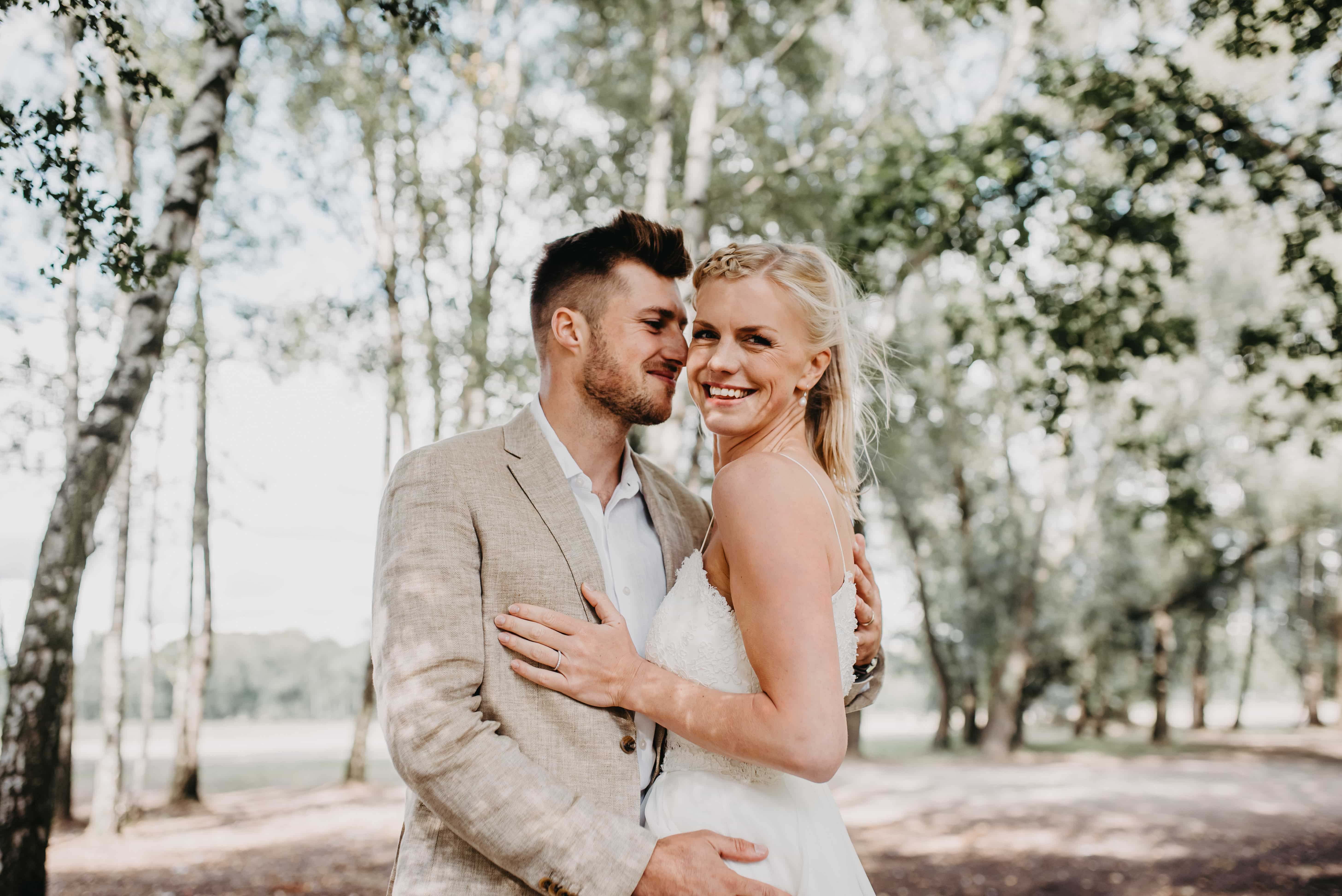 bruidspaar in de natur.