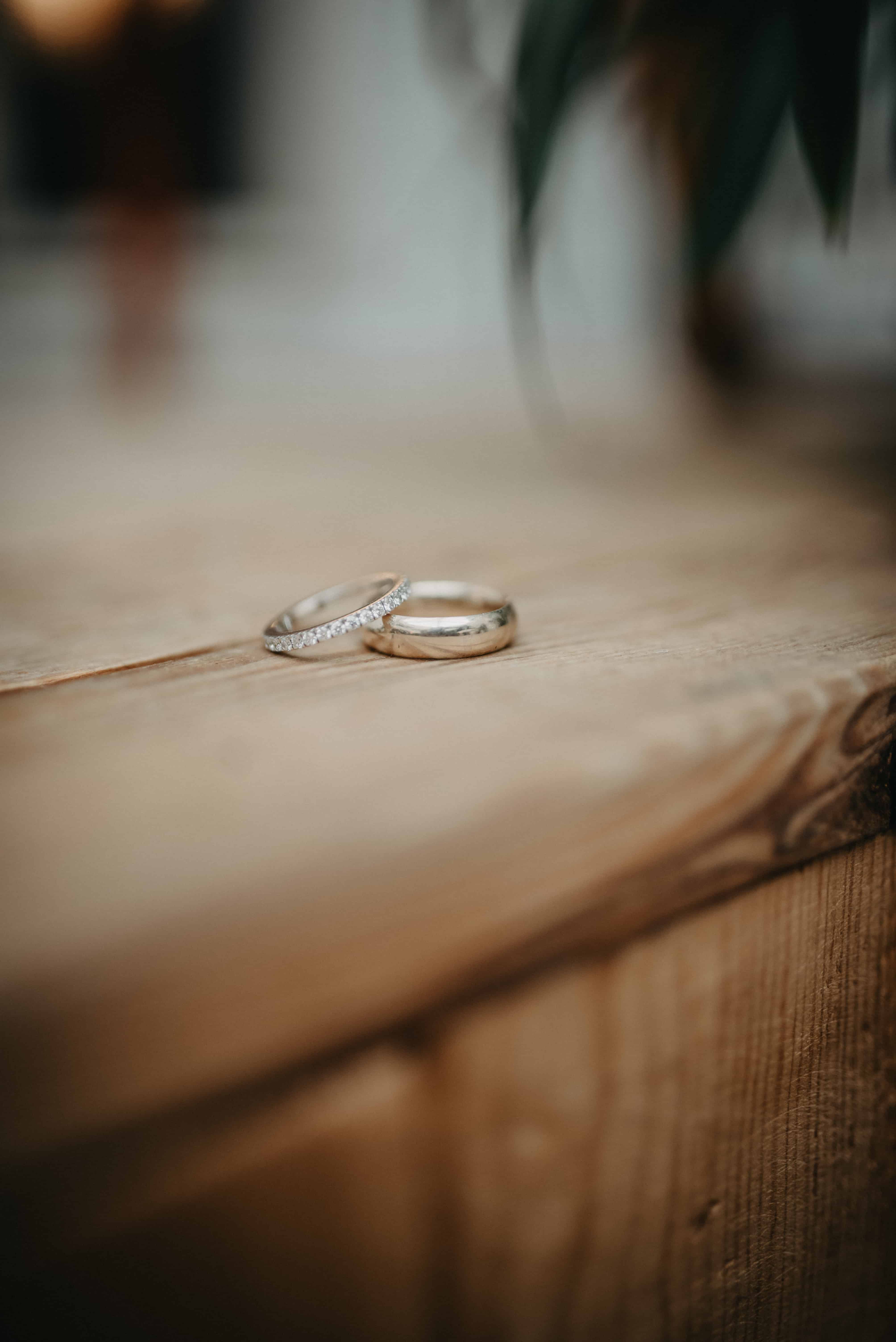 trouwringen op houten tafel.