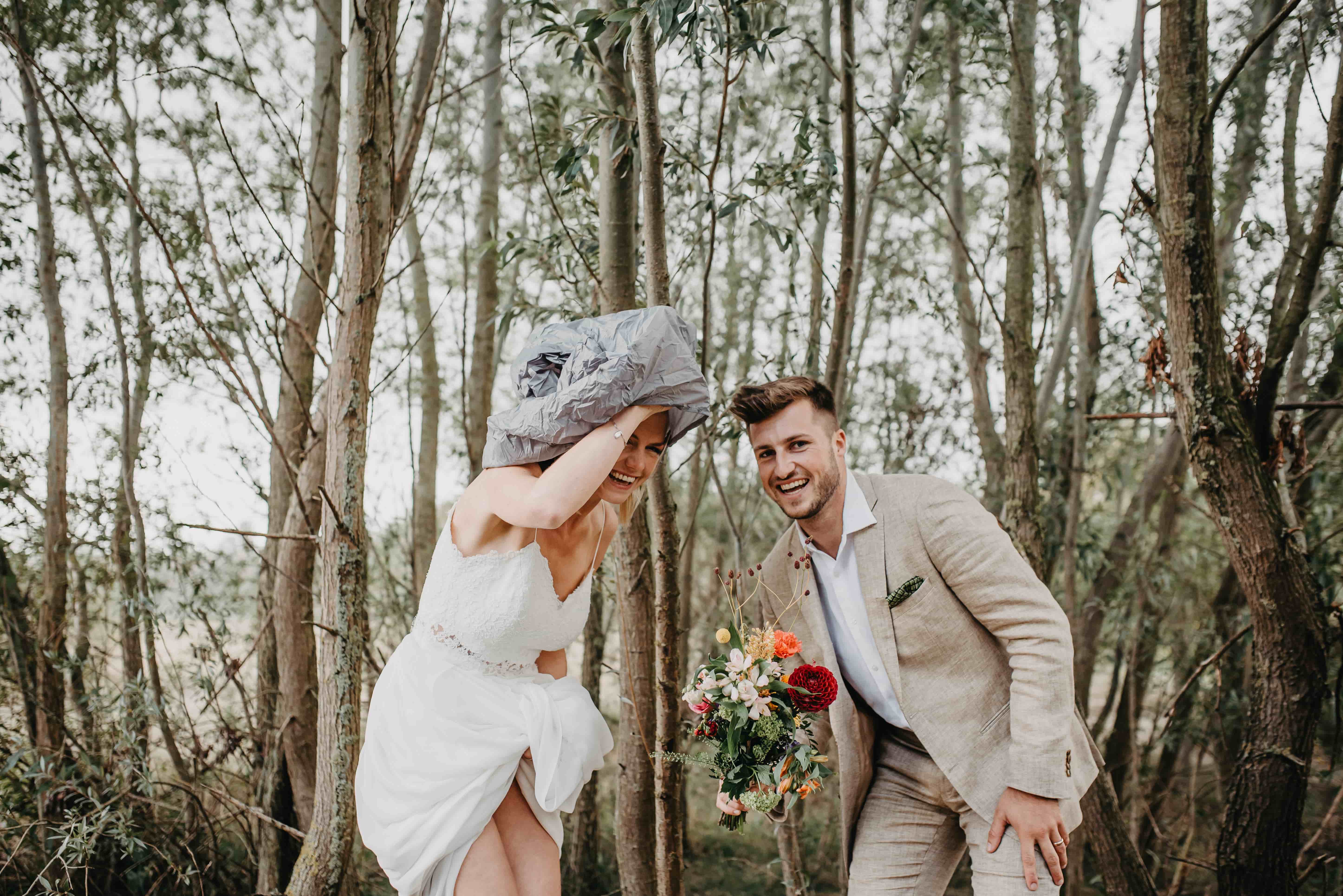 bruidspaar in het bos