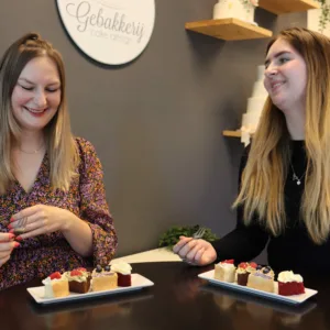 Twee jonge vrouwen bij een bruidstaartproeverij