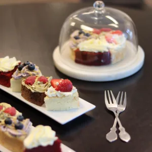 bruidstaartproeverij, verschillende stukjes taart in andere smaken.