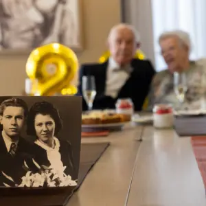 oude trouwfoto op voorgrond, op de achtergrond zie je het langst gehuwde koppel van het land zitten