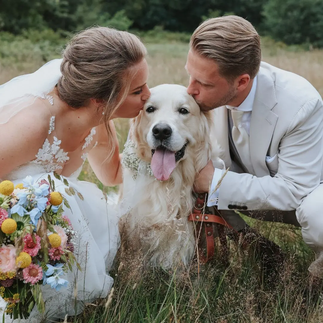 bruidspaar met hond