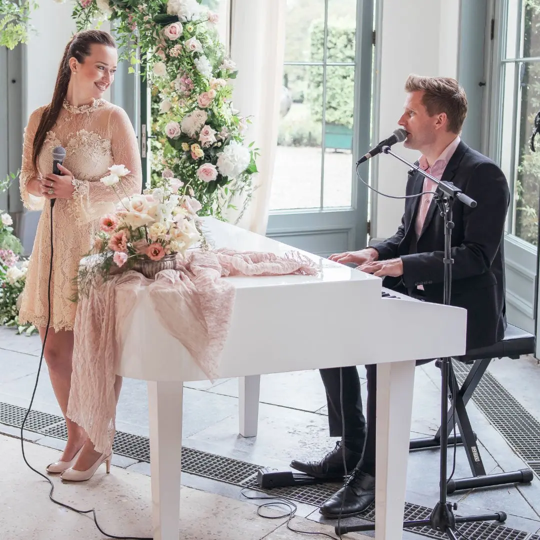 pianist en zangeres op bruiloft.