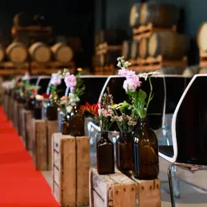 bruiloftsdecoratie ceremoniesetting, gangpad naar altaar. 