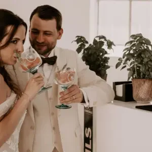 bruidspaar aan de bar