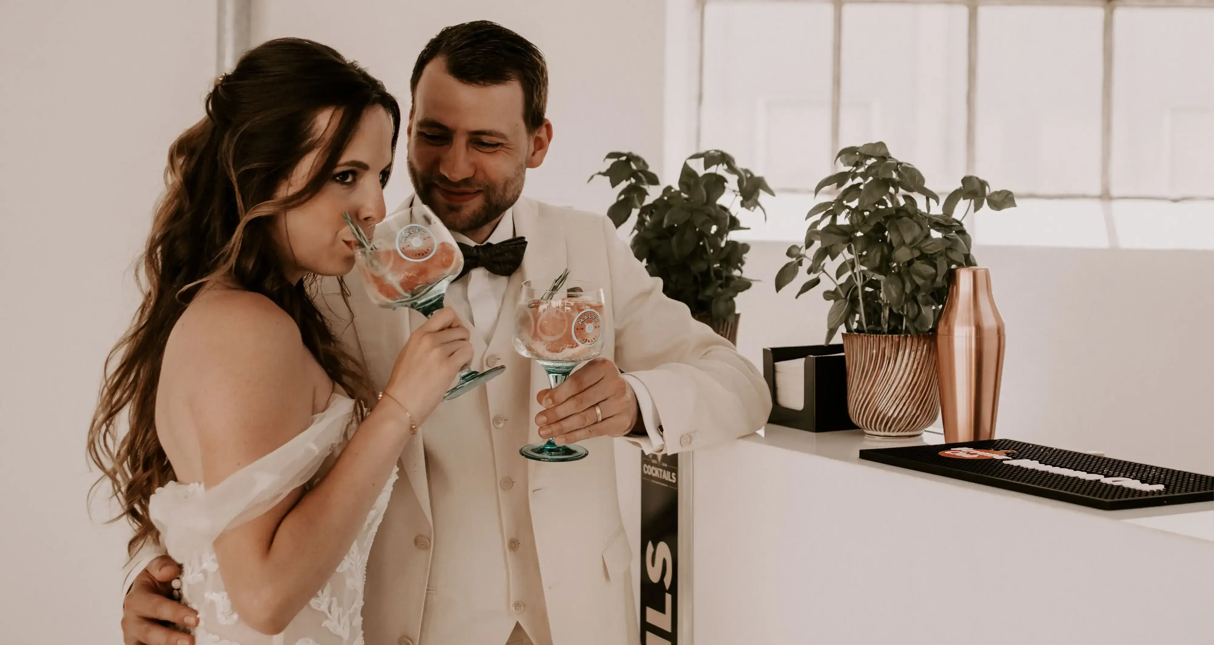 bruidspaar aan de bar