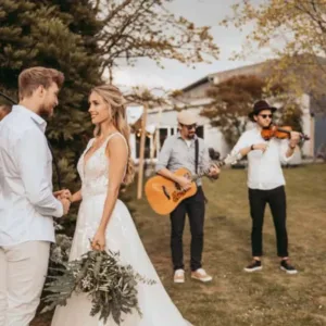 Bruidspaar tijdens ceremonie met liveband op de achtergrond.