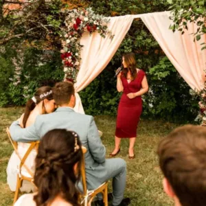 Zingende vrouw op bruiloft.