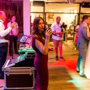 Zingende vrouw op bruiloft.