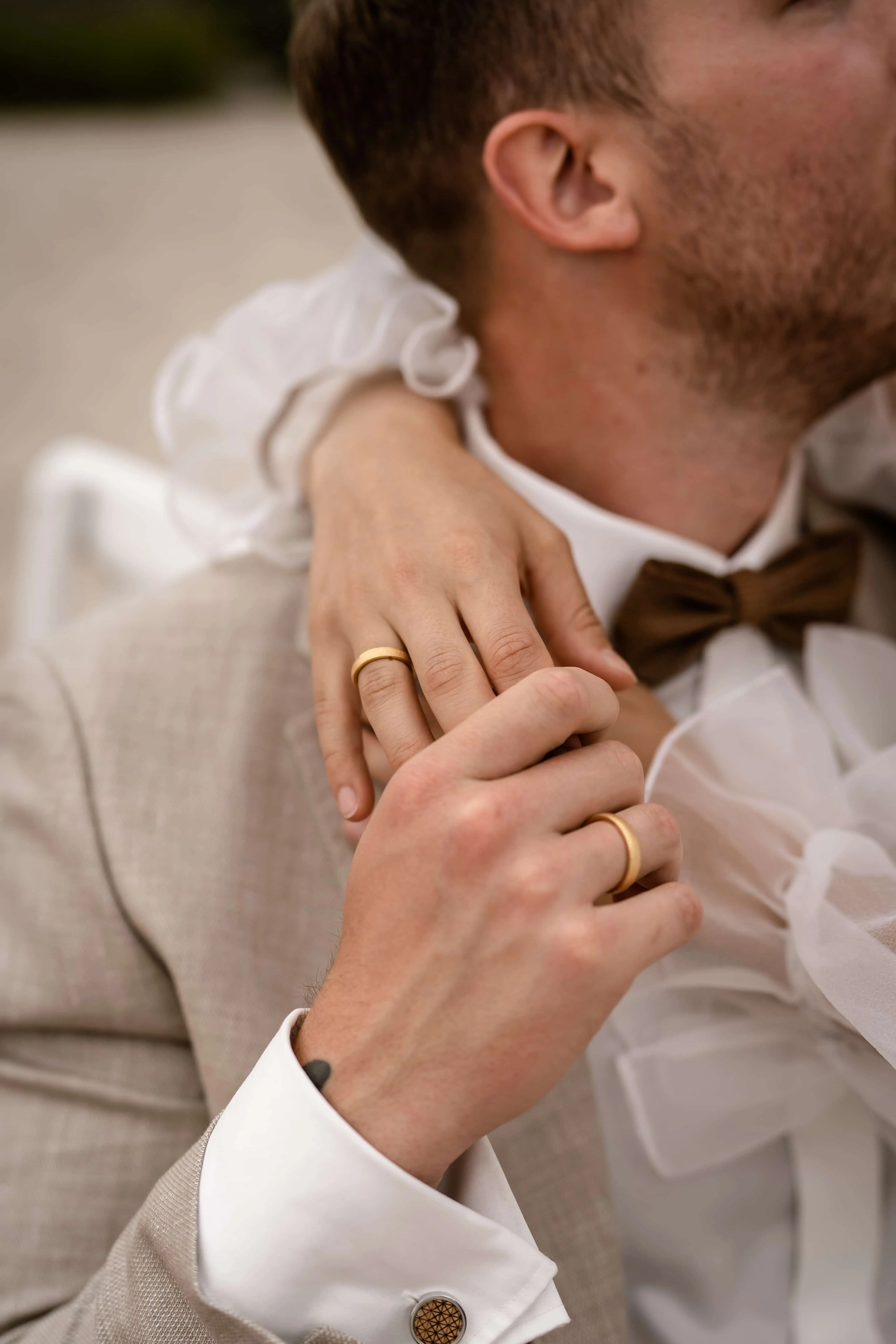 Bruidspaar met close-up naar trouwringen.