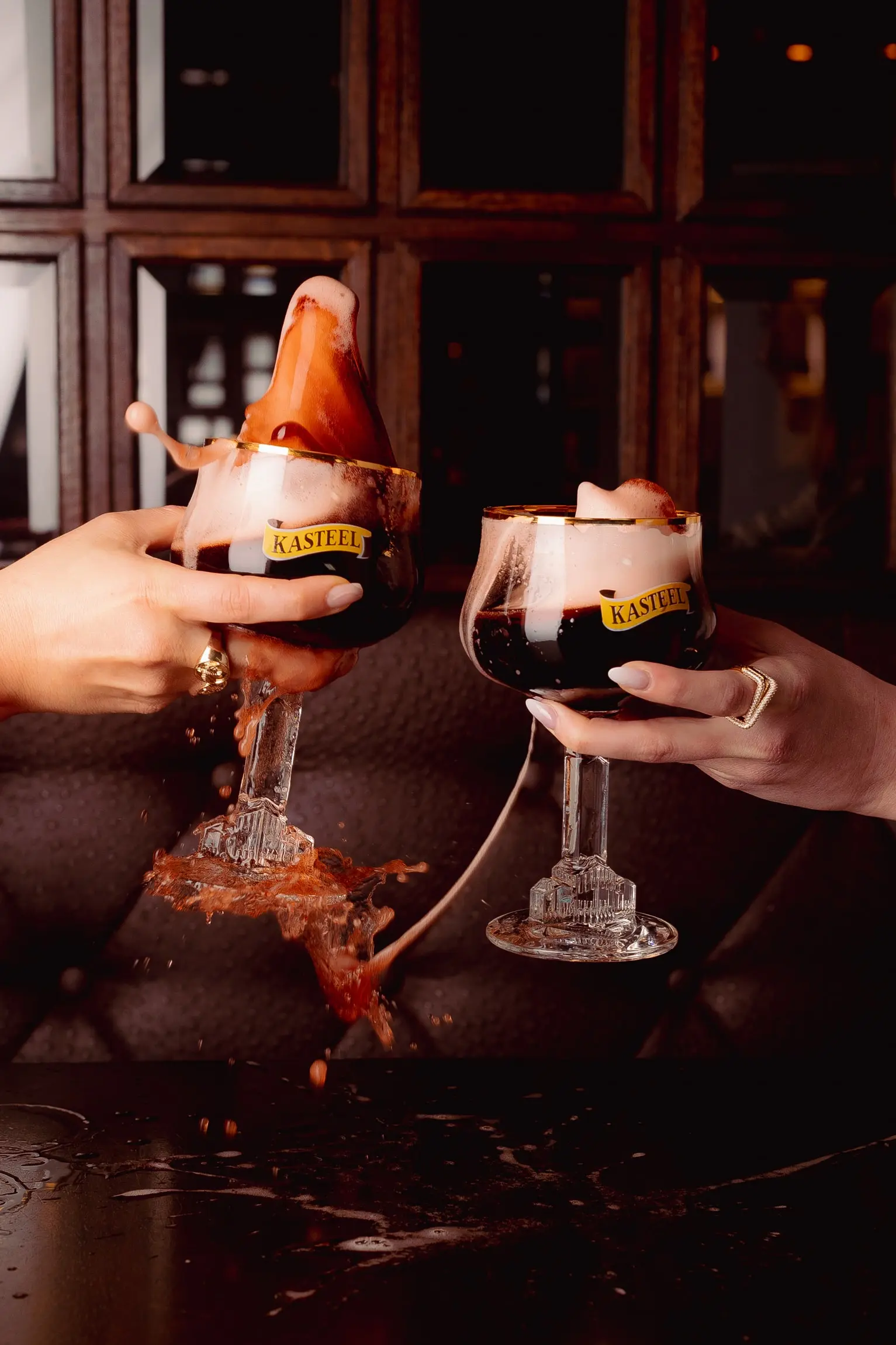 Getrouwd stel dat proost met speciaalbier.