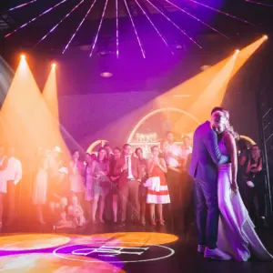 Avondfeest bruiloft, bruidspaar doet openingsdans