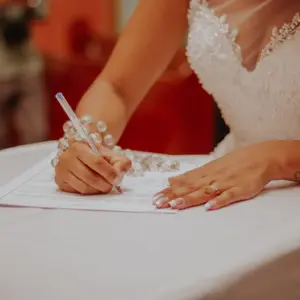 Bruid die huwelijkscontract ondertekent.