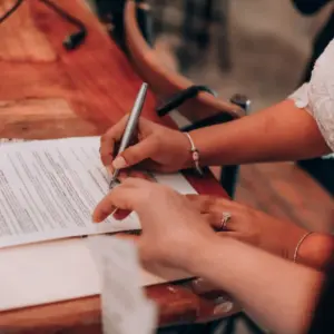 Bruidspaar ondertekent huwelijkscontact.