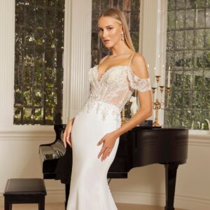 Bruid in stralende off-shoulder trouwjurk van Casablanca.