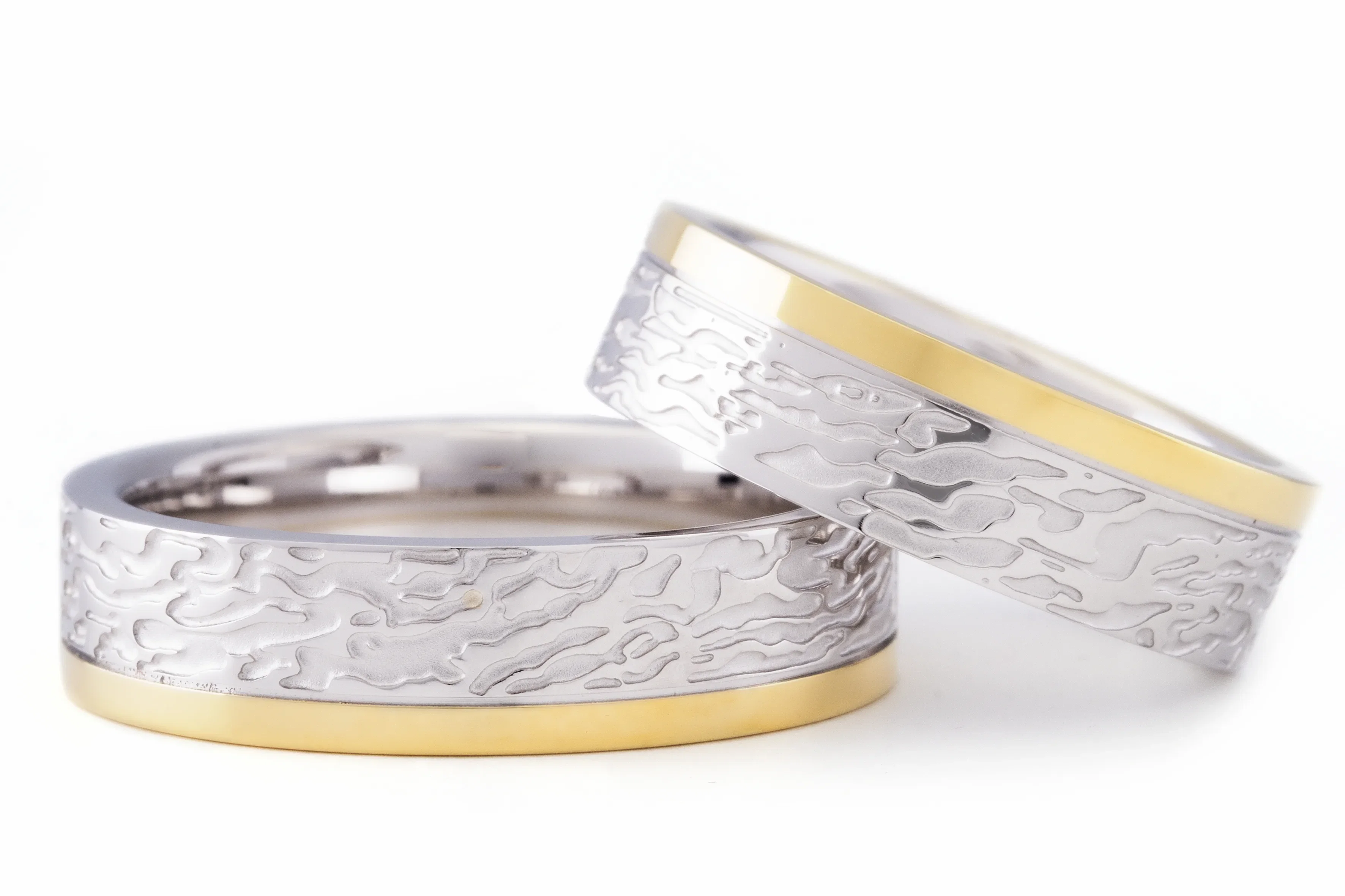 Wit met zilvere trouwring