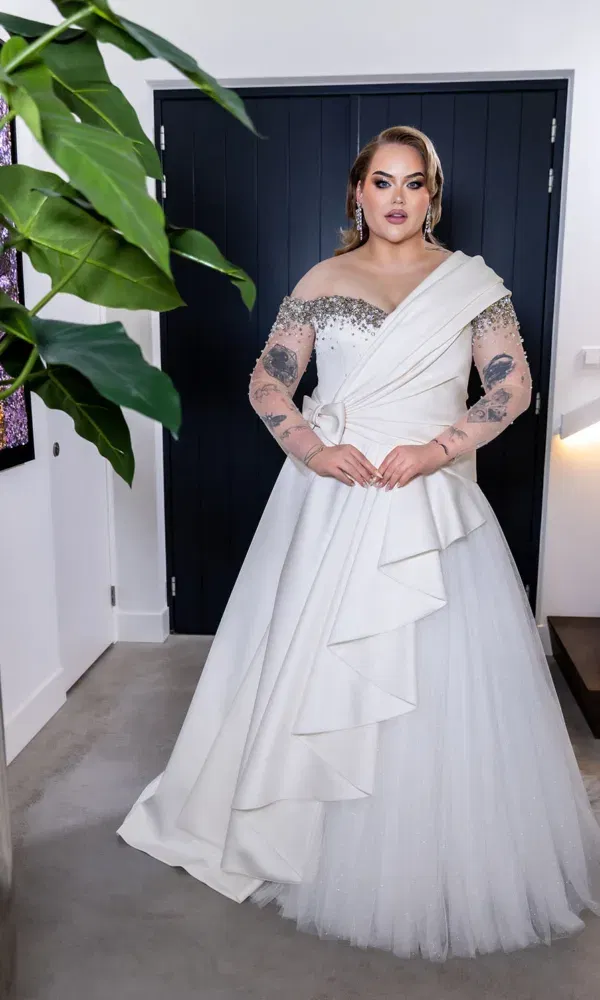 Trouwfoto van Nikkie de Jager in een ontwerp van Viktor&Rolf, 2022, zijde, privécollectie. Foto: Joy Hansson.