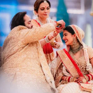 Anant Ambani en Radhika Merchant tijdens hun huwelijksceremonie