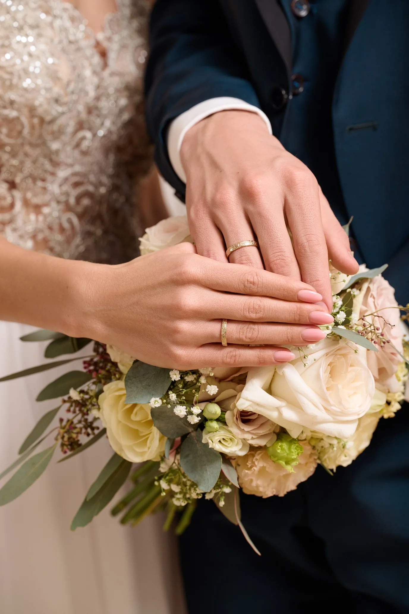 Twee handen met trouwringen van Giloy