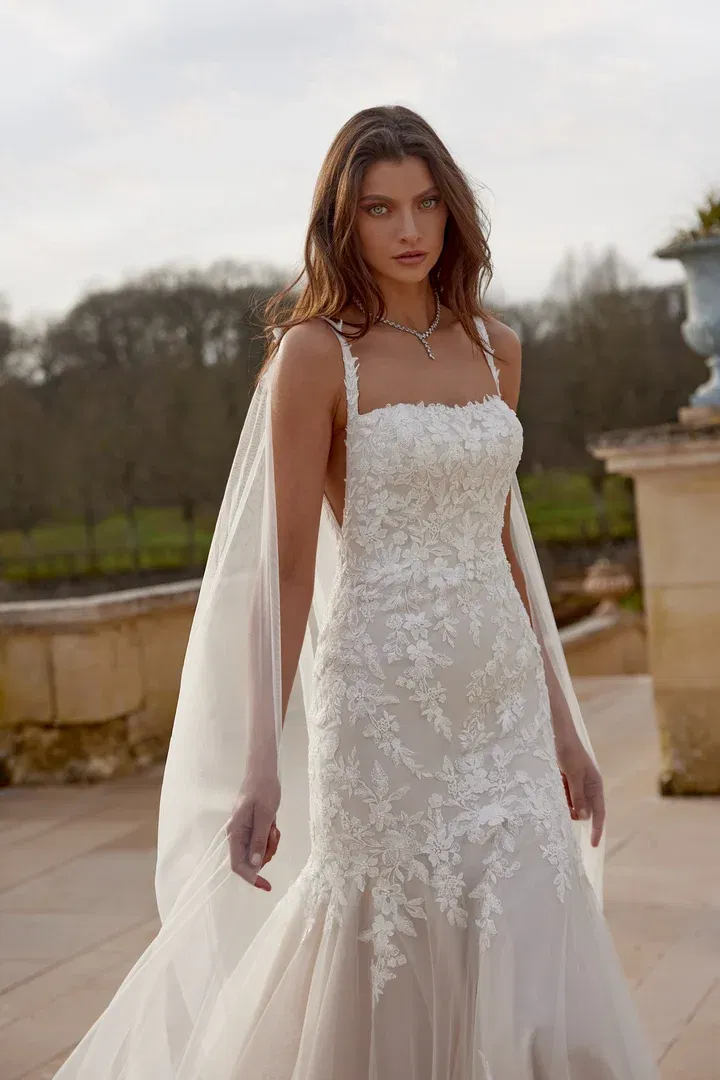 Witte trouwjurk van Justin Alexander met cape