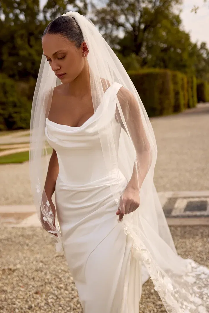 Bruid die een wit trouwkleed draagt met een sluier