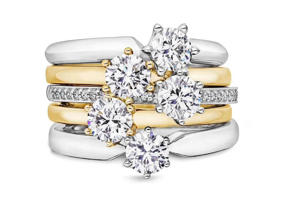 Trouwringen set van Giloy in witgoud en geelgoud met diamanten.