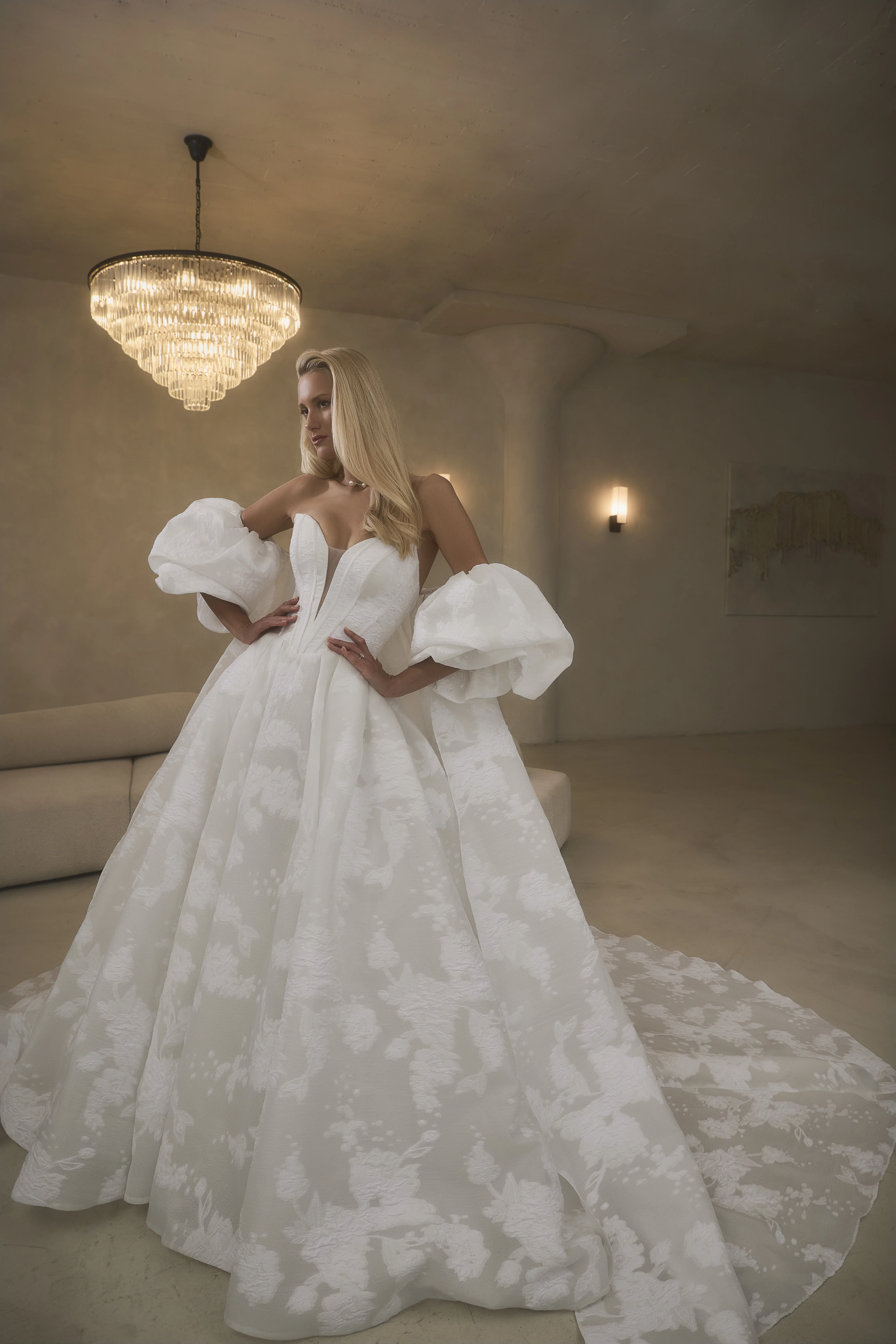 Trouwjurk vervaardigd in jacquard met bloemenreliëf, gelaagd over tule en voering, heeft het sculpturale strapless lijfje een diep uitgesneden sweetheart-halslijn en een flatterende basque taille.