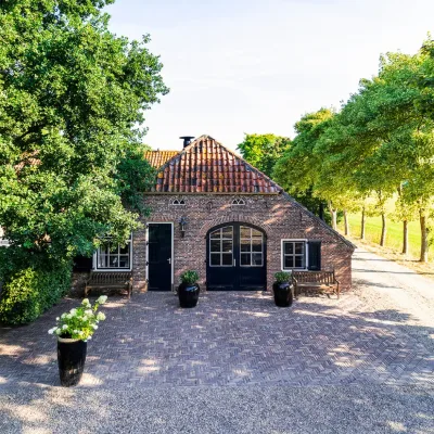Knusse boerderij met bakstenen gevel en rustieke charme, ideaal voor een landelijke bruiloft.