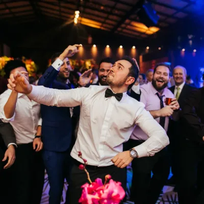 Feestende bruiloftsgasten op dansvloer onder sfeerverlichting