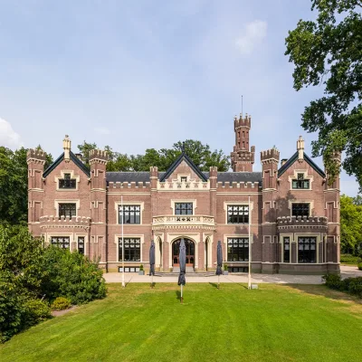 Wat een imposant aanzicht! Kasteel De Schaffelaar straalt grandeur uit met zijn kenmerkende kantelen, torentjes en symmetrische gevel. Deze locatie ademt historie en is bij uitstek geschikt voor een romantische sprookjesbruiloft. Of je nu aankomt via het oprijpad of poseert op het bordes: dit kasteel vormt het ultieme decor voor een onvergetelijke trouwdag.
