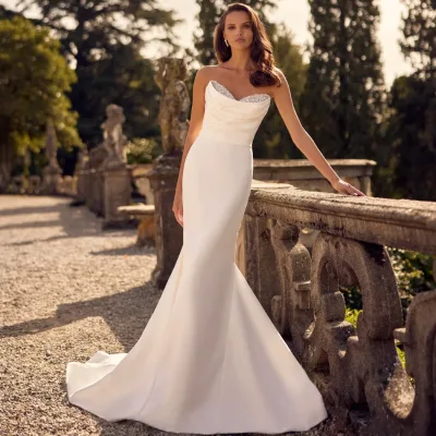 Strak aansluitende bruidsjurk met stijlvolle belijning en moderne flair