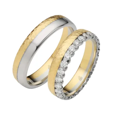 Tweekleurige trouwringen van goud en witgoud – exclusieve trouwringen van Rauschmayer met hamerslag afwerking en briljanten, perfect voor moderne koppels.