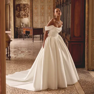 Vintage geïnspireerde bruidsjurk met klassieke snit en retro kantafwerking