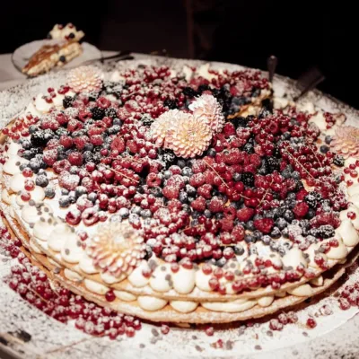 Luchtige mille-feuille bruidstaart met poedersuiker en bessen