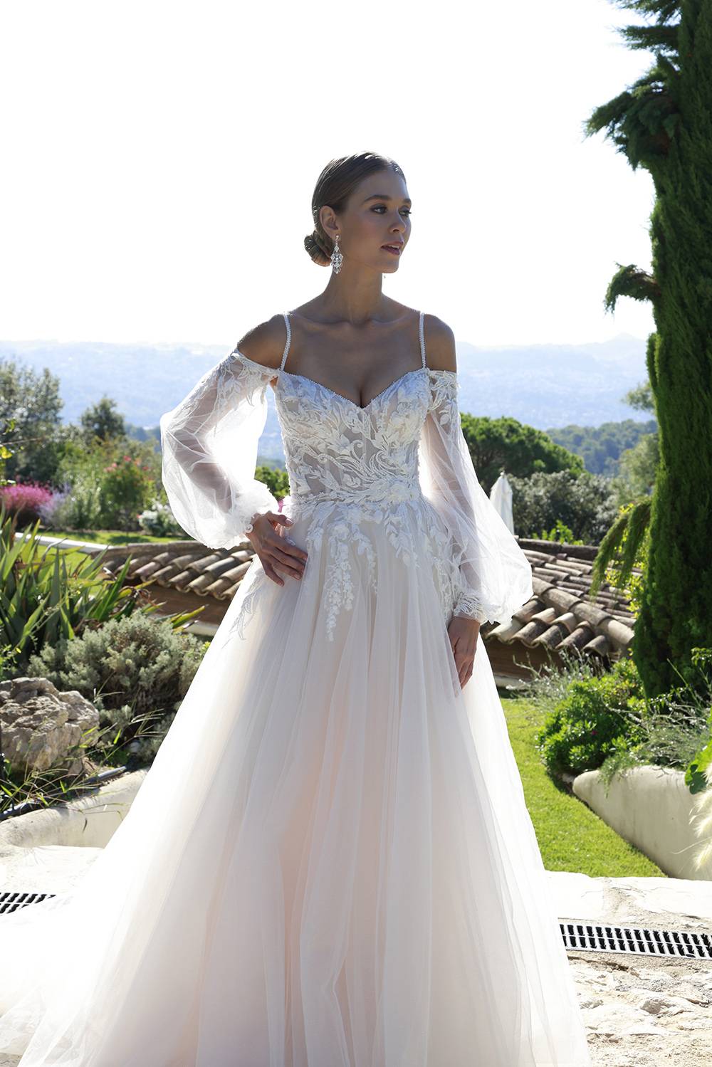 Bruid in Diane Legrand trouwjurk. Met off-the-shoulder tule mouwen, kanten lijfje en tule rok.